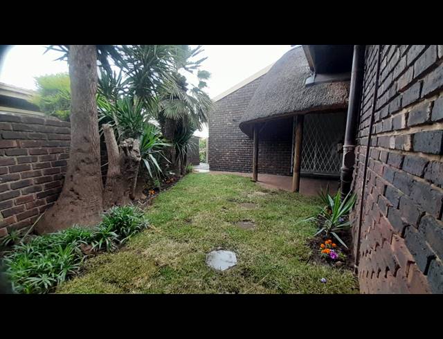 2 BEDROOM TOWNHOUSE TO LET IN THREE RIVERS